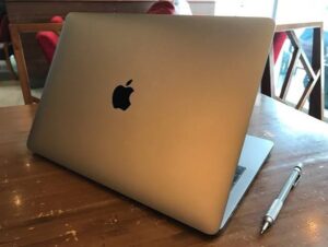 Laptop sinh viên